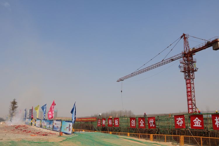 中国中铁郑州航空港四标二分部双鹤湖路跨梅河支流桥混凝土浇筑